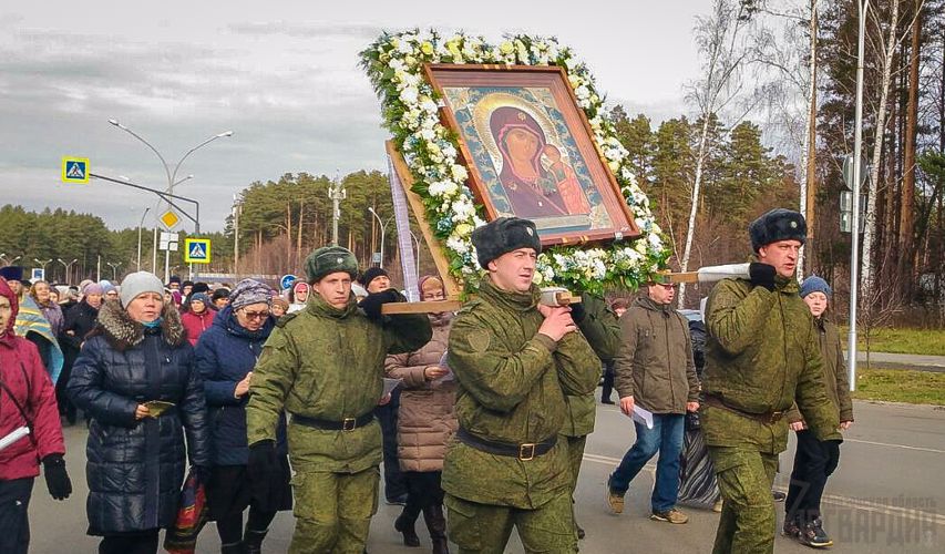 Военнослужащие Росгвардии приняли участие в крестном ходе вокруг г. Заречный Пензенской области