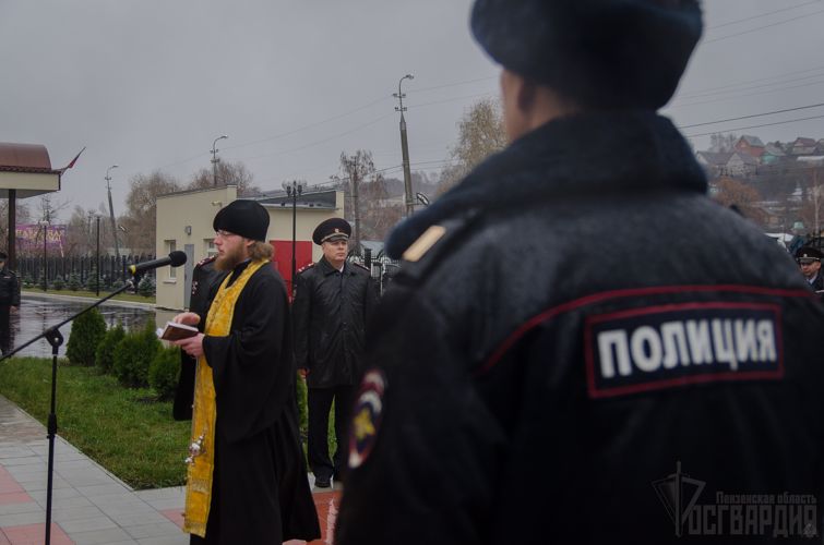 Возложение цветов у мемориала памяти на территории регионального управления МВД