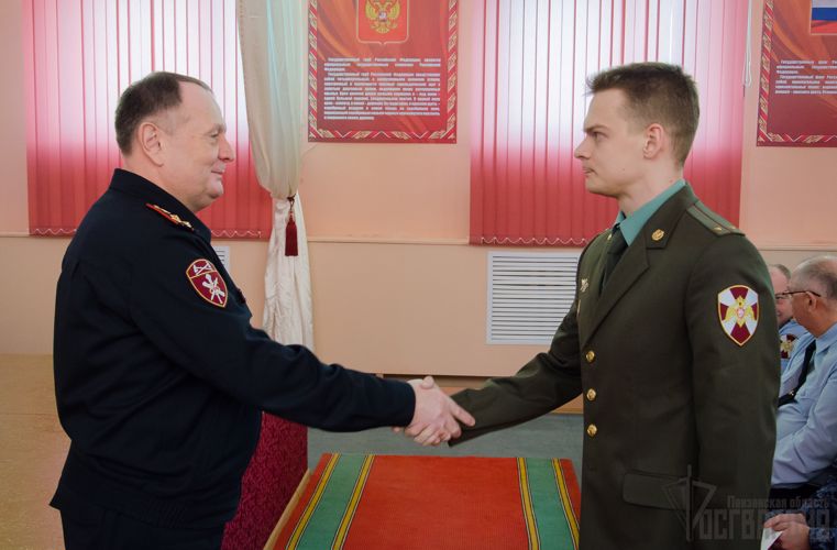 В Пензе начальник регионального управления Росгвардии вручил отличившимся работникам почетные грамоты и благодарственные письма