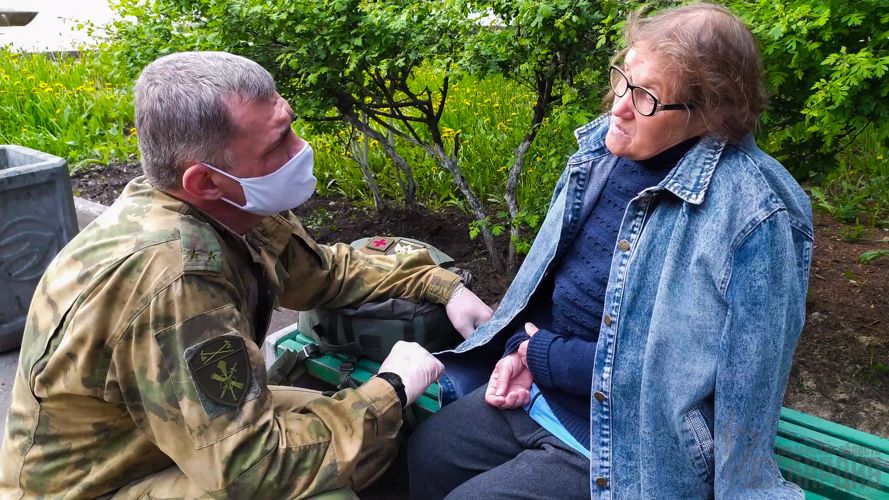 В Пензе росгвардейцы пришли на помощь женщине, потерявшей сознание на улице (видео)