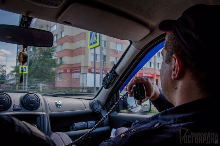 В ПЕНЗЕНСКОЙ ОБЛАСТИ СОТРУДНИКИ РОСГВАРДИИ ВЕРНУЛИ БАБУШКЕ ПОТЕРЯВШЕГОСЯ ВНУКА
