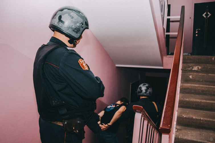 Мужчина, устроивший погром в чужой квартире, был задержан сотрудниками Росгвардии 