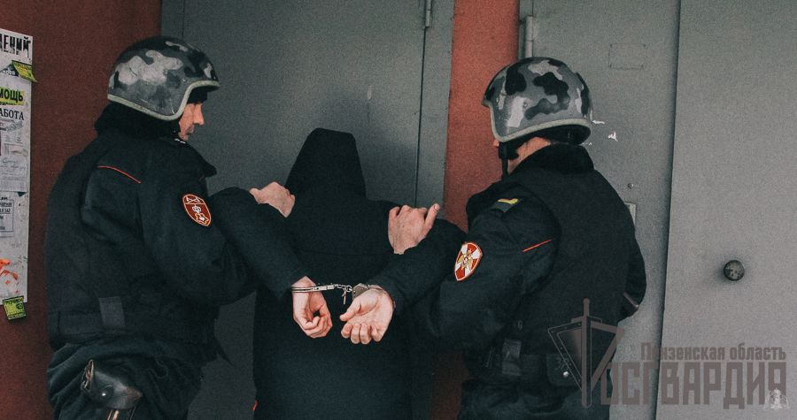 В Пензе сотрудники Росгвардии задержали подозреваемого в повреждении чужого автомобиля