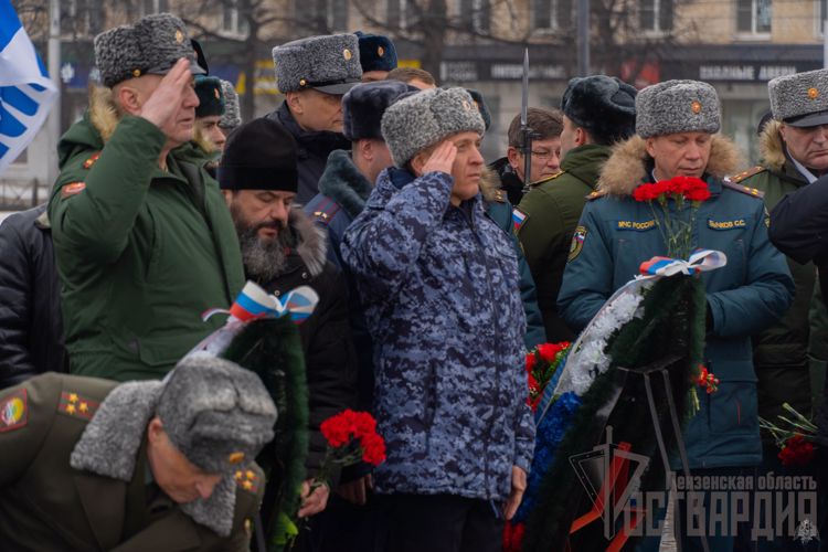 В Пензе начальник Управления Росгвардии по Пензенской области возложил цветы к Вечному огню Монумента воинской и трудовой доблести