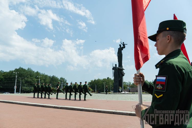 В Пензе представители Росгвардии присоединились ко Всероссийской «Минуте молчания»