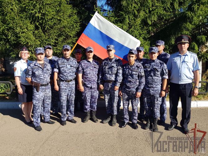 В ПРИВОЛЖЬЕ РОСГВАРДЕЙЦЫ ПРИНЯЛИ УЧАСТИЕ В ТОРЖЕСТВЕННЫХ МЕРОПРИЯТИЯХ КО ДНЮ ГОСУДАРСТВЕННОГО ФЛАГА РОССИИ