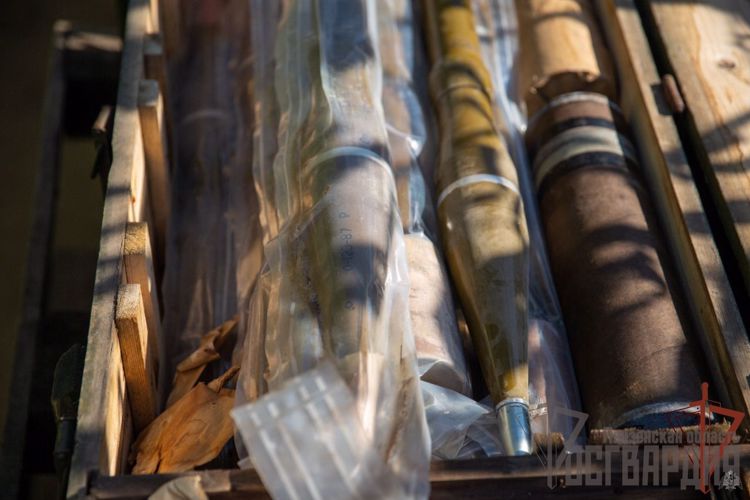 РОСГВАРДЕЙЦЫ ОБНАРУЖИЛИ СХРОНЫ С ОРУЖИЕМ И БОЕПРИПАСАМИ НАЦИОНАЛИСТОВ В ЗАПОРОЖСКОЙ ОБЛАСТИ