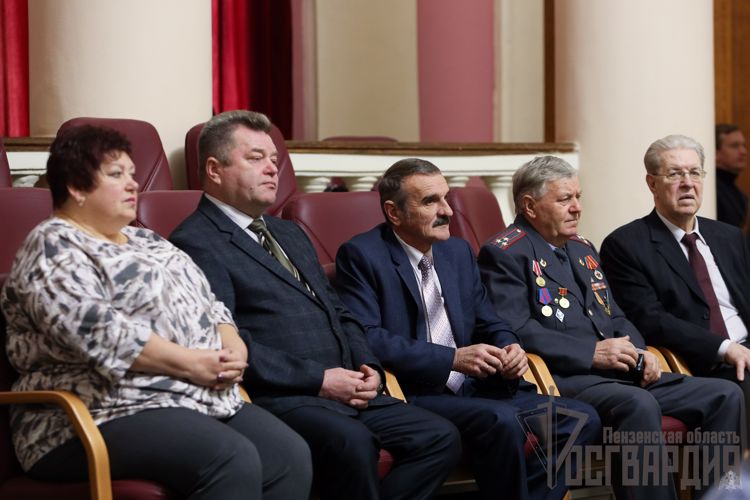 Губернатор Пензенской области вручил награды отличившимся сотрудникам вневедомственной охраны Росгвардии