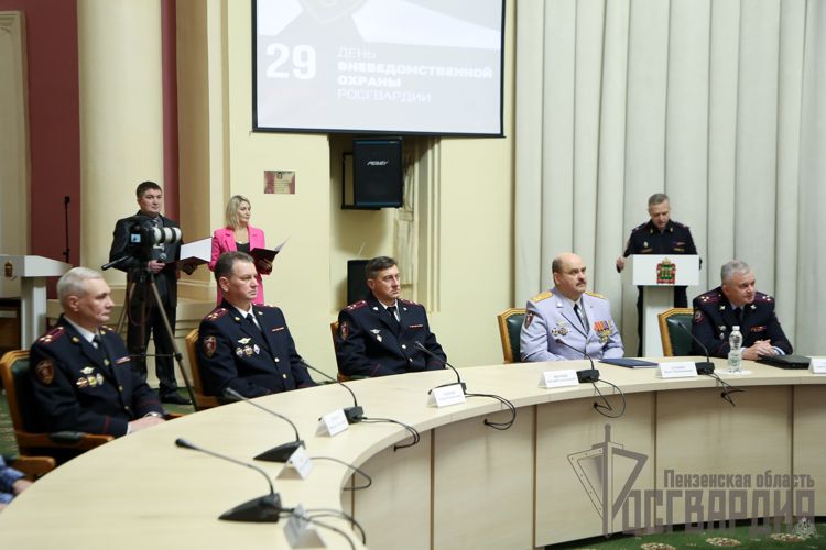 Губернатор Пензенской области вручил награды отличившимся сотрудникам вневедомственной охраны Росгвардии