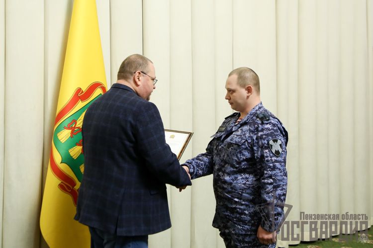 Губернатор Пензенской области вручил награды отличившимся сотрудникам вневедомственной охраны Росгвардии