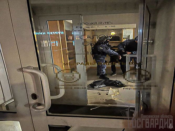 В Пензе бойцы Росгвардии задержали молодого человека, который сломал дверь в магазине