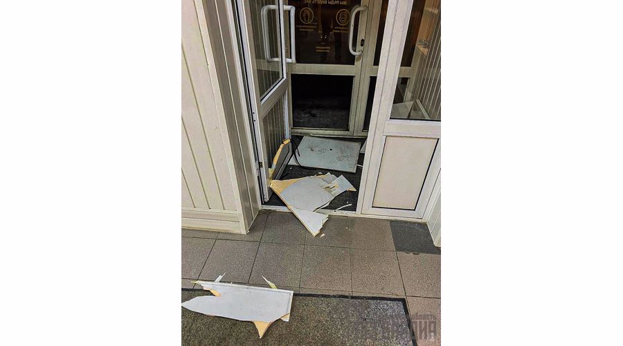 В Пензе бойцы Росгвардии задержали молодого человека, который сломал дверь в магазине