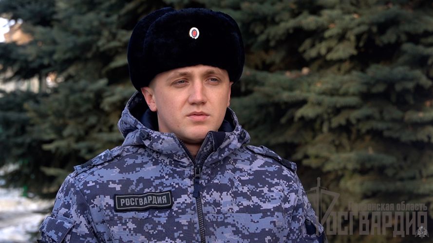 В Пензе бойцы Росгвардии задержали молодого человека, который сломал дверь в магазине