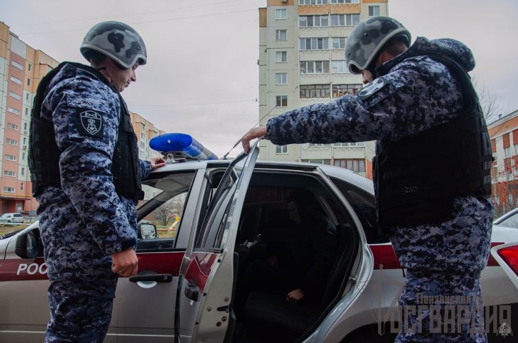 В Пензе сотрудники полиции и Росгвардии задержали двоих граждан, подозреваемых в краже личных вещей