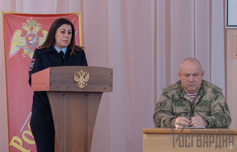 В Пензе инспектор ГИБДД провел с росгвардейцами семинар по профилактике аварийности в зимний период