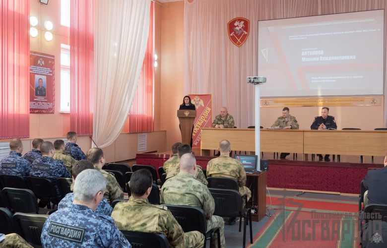 В Пензе инспектор ГИБДД провел с росгвардейцами семинар по профилактике аварийности в зимний период
