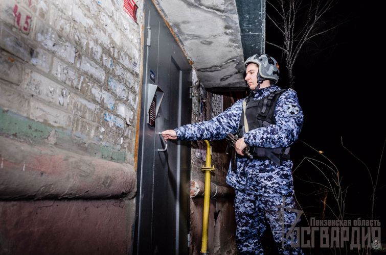 В Пензе сотрудники Росгвардии задержали мужчину, из ревности избившего своего знакомого