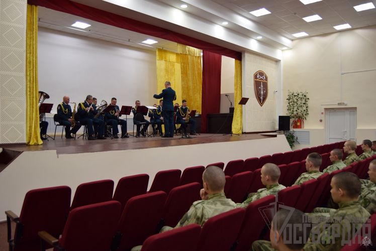 В Пензенской области музыканты военного оркестра Росгвардии выступили для военнослужащих по призыву