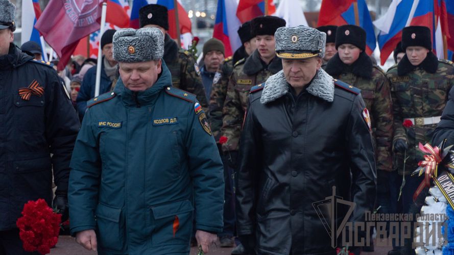Начальник Управления Росгвардии по Пензенской области возложил цветы к Вечному огню