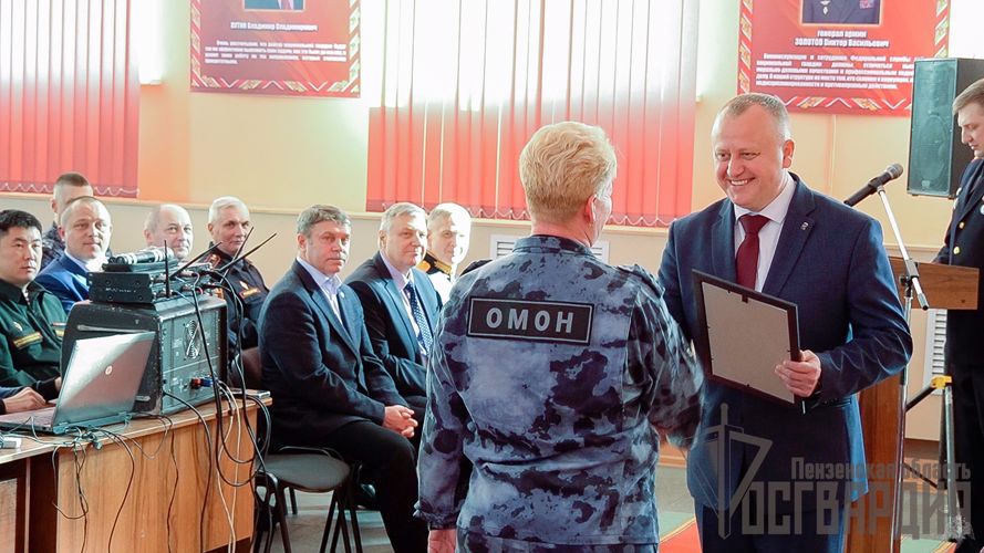 В Пензе лучшим сотрудникам и военнослужащим Росгвардии вручили почетные награды