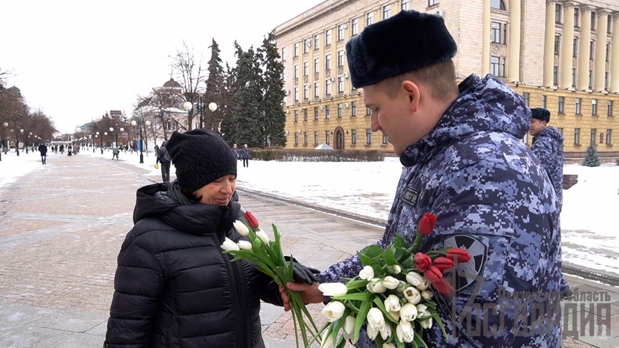 ТЕЛЕСЮЖЕТ ТРК «ЭКСПРЕСС»:Росгвардейцы поздравили женщин Пензы с 8 Марта (Видео)