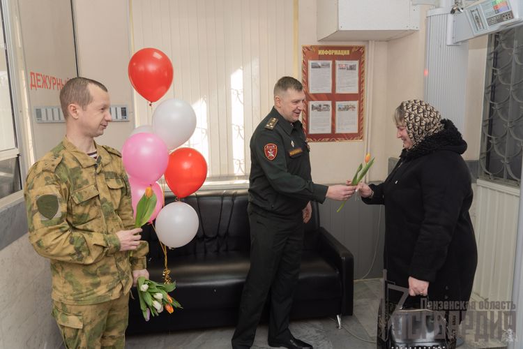 Праздничное настроение для представительниц прекрасного пола создали в Управлении Росгвардии по Пензенской области