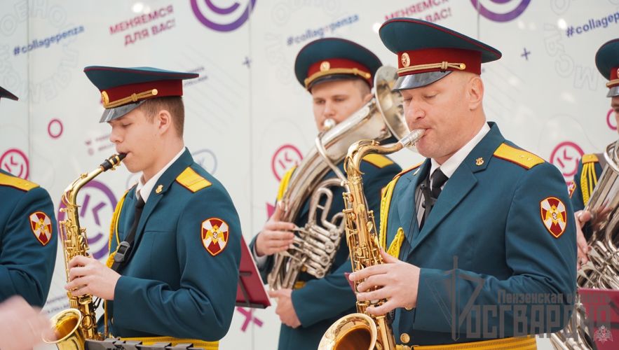 ТЕЛЕСЮЖЕТ ТРК «ЭКСПРЕСС»: В преддверии своего праздника военнослужащие Росгвардии преподнесли пензенцам музыкальный подарок (Видео)