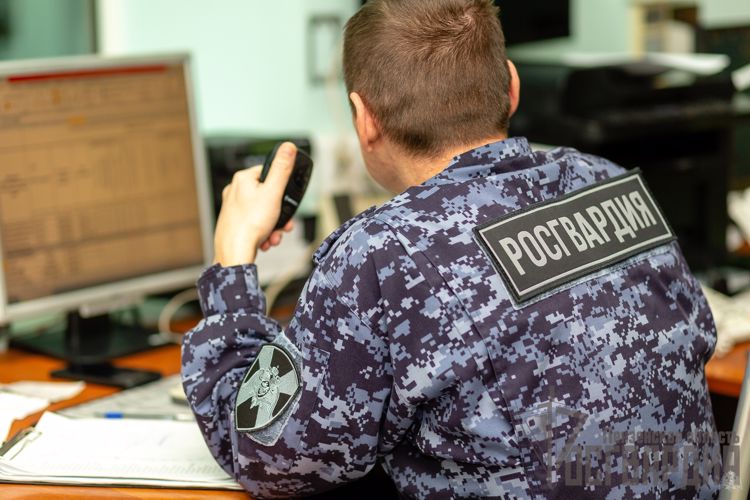 В Пензе сотрудники Росгвардии помогли вернуться домой потерявшейся пожилой женщине