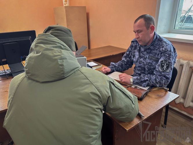 В Пензенской области мужчина добровольно сдал сотрудникам Росгвардии найденное ружье
