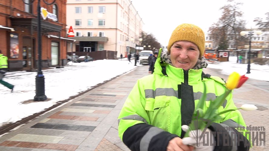 В Пензе росгвардейцы поздравили прекрасных дам с предстоящим весенним праздником
