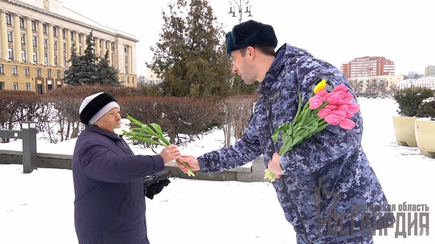 В Пензе росгвардейцы поздравили прекрасных дам с предстоящим весенним праздником