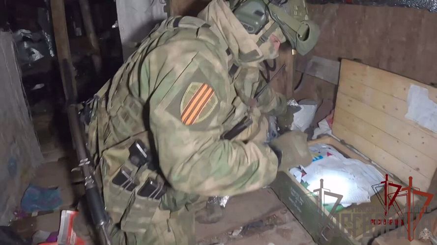 В ДНР РОСГВАРДЕЙЦЫ ОБНАРУЖИЛИ СКЛАД ИНОСТРАННОГО ВООРУЖЕНИЯ (ВИДЕО)