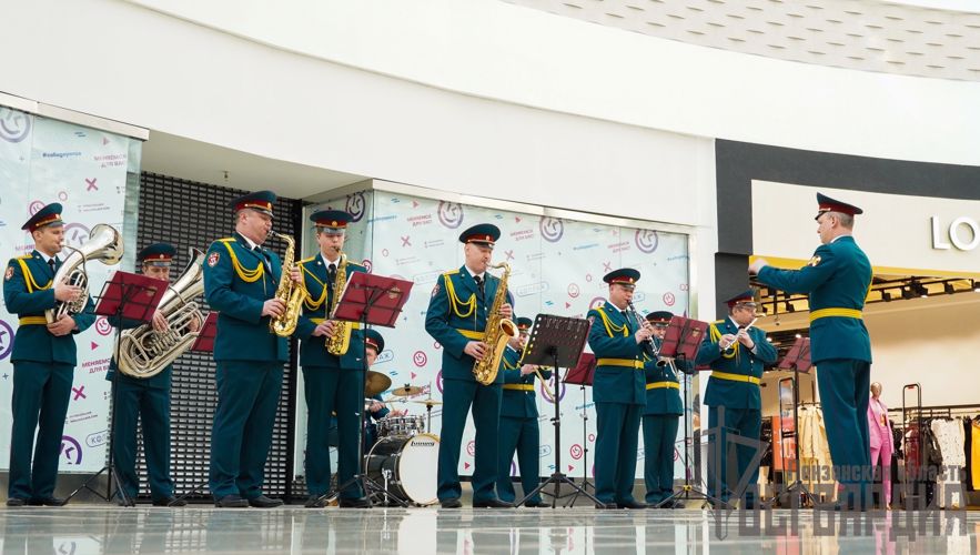 В Пензе военный оркестр Росгвардии устроил музыкальный сюрприз в торговом центре