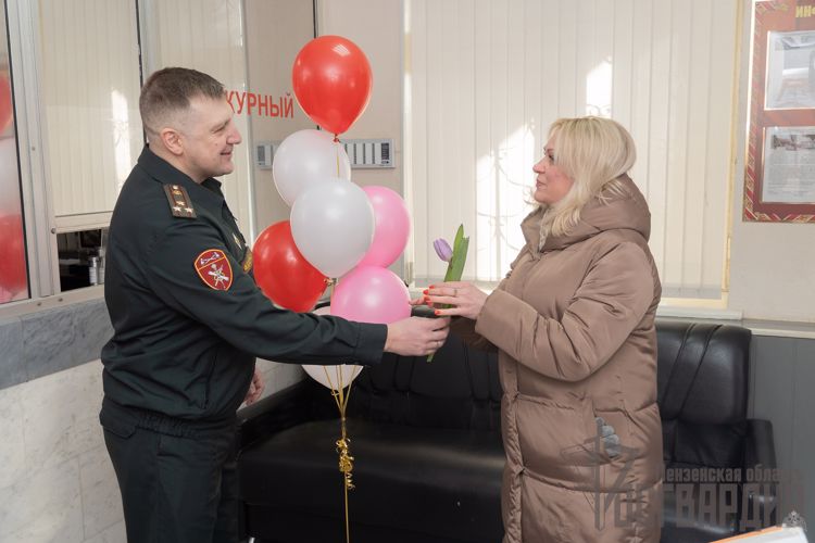 Праздничное настроение для представительниц прекрасного пола создали в Управлении Росгвардии по Пензенской области