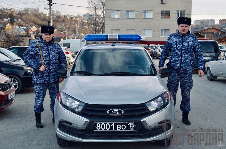 В Пензе сотрудники Росгвардии оказали помощь автоледи