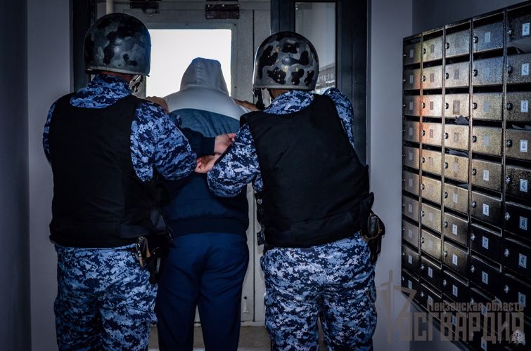 В Пензе экипаж Росгвардии задержал мужчину, который избил своего соседа