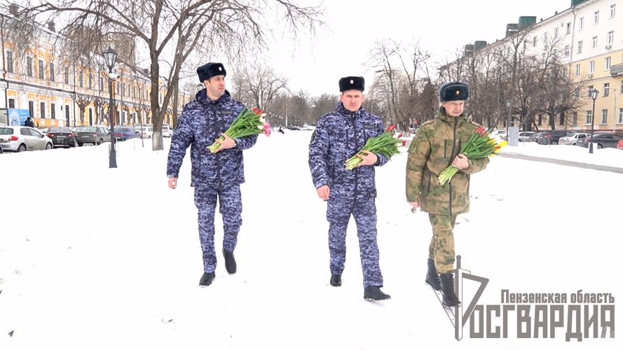 В Пензе росгвардейцы поздравили прекрасных дам с предстоящим весенним праздником