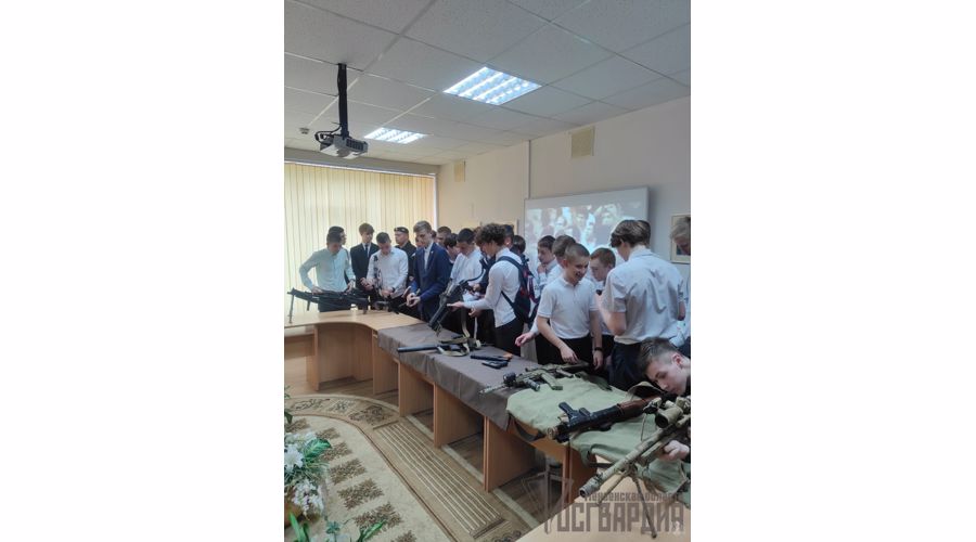 Сотрудники ОМОН «СТРАЖ» Управления Росгвардии по Пензенской области провели мероприятие по патриотическому воспитанию для учащихся образовательного учреждения