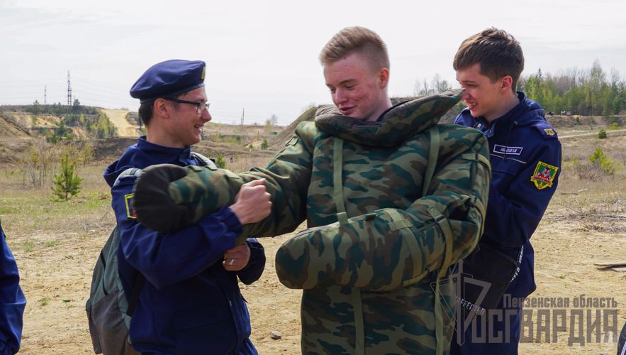 В Пензе спецназ Росгвардии обучил студентов молодежного отряда профессиональным навыкам работы с БПЛА