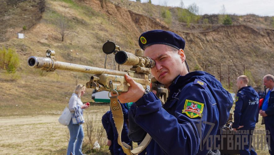В Пензе спецназ Росгвардии обучил студентов молодежного отряда профессиональным навыкам работы с БПЛА
