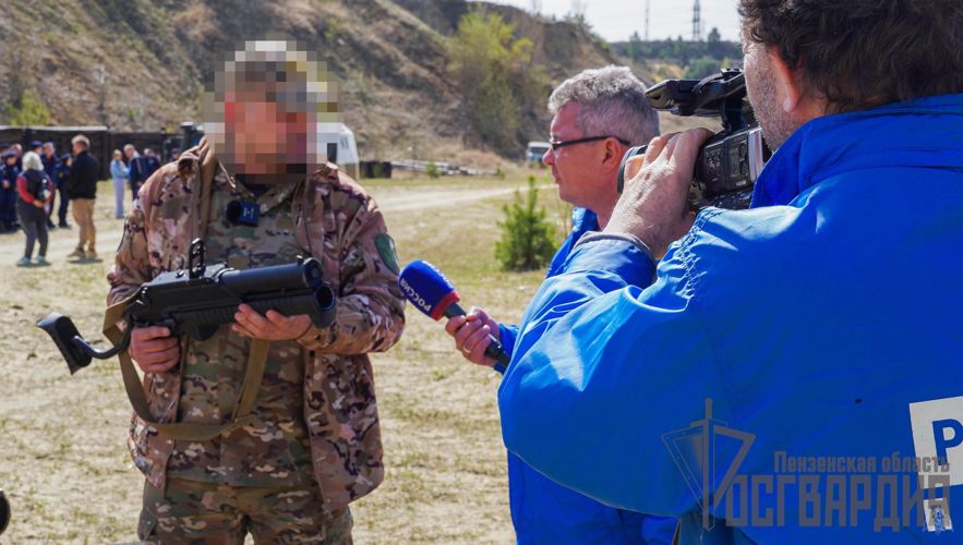 В Пензе спецназ Росгвардии обучил студентов молодежного отряда профессиональным навыкам работы с БПЛА