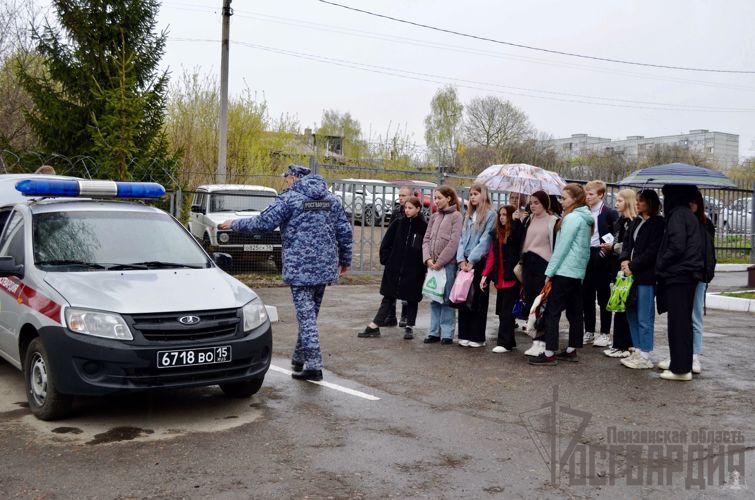 В Пензе прошла встреча сотрудников Росгвардии и студентов колледжа