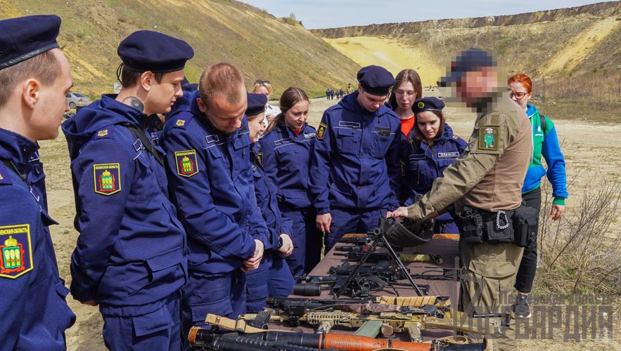 В Пензе спецназ Росгвардии обучил студентов молодежного отряда профессиональным навыкам работы с БПЛА