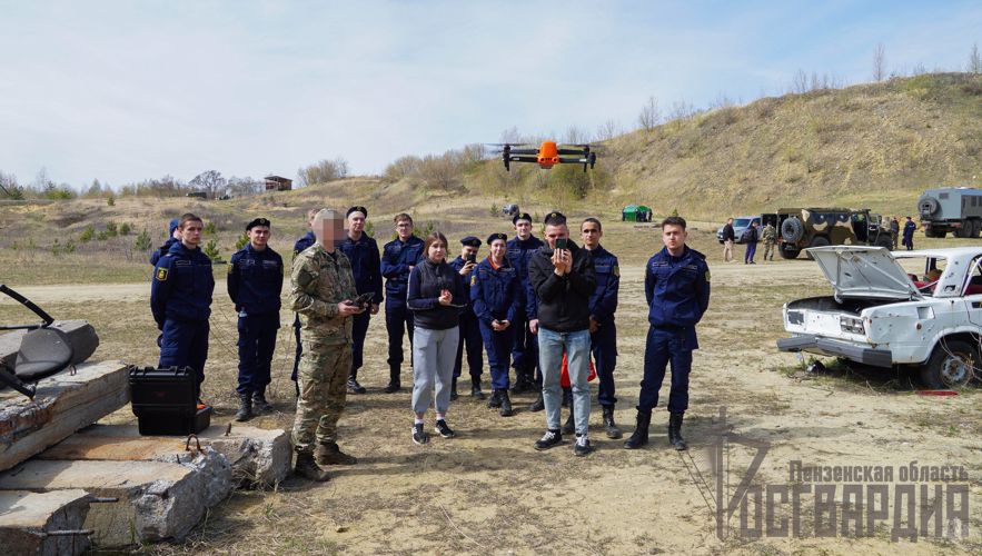 В Пензе спецназ Росгвардии обучил студентов молодежного отряда профессиональным навыкам работы с БПЛА