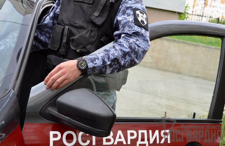 В Пензе росгвардейцы задержали двух пьяных мужчин, которые нанесли телесные повреждение 23-летней посетительнице бара