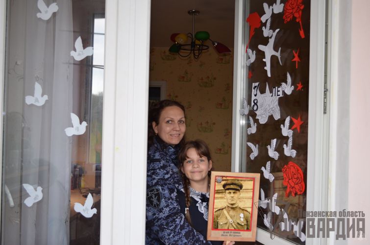 В Пензе росгвардейцы поддержали Всероссийскую акцию «Окна Победы»