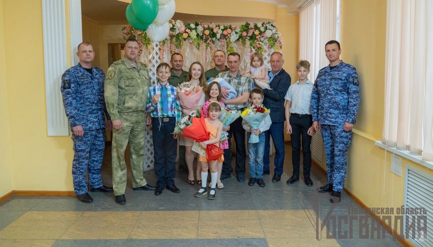 Военнослужащего Управления Росгвардии по Пензенской области, у которого родился 7 ребенок, поздравил глава региона и коллеги по службе