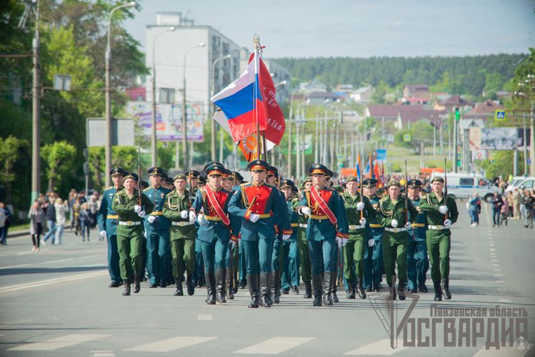 Начальник Управления Росгвардии по Пензенской области возложил цветы у Монумента воинской и трудовой славы 