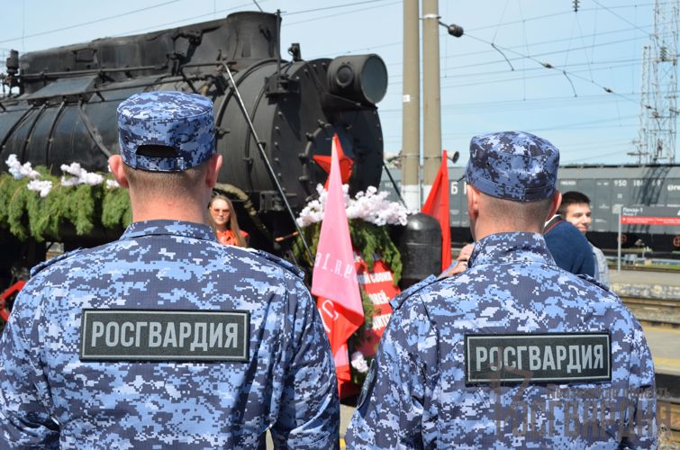 Личный состав Управления Росгвардии по Пензенской области посетил передвижную ретро - выставку «Паровоз Победы»