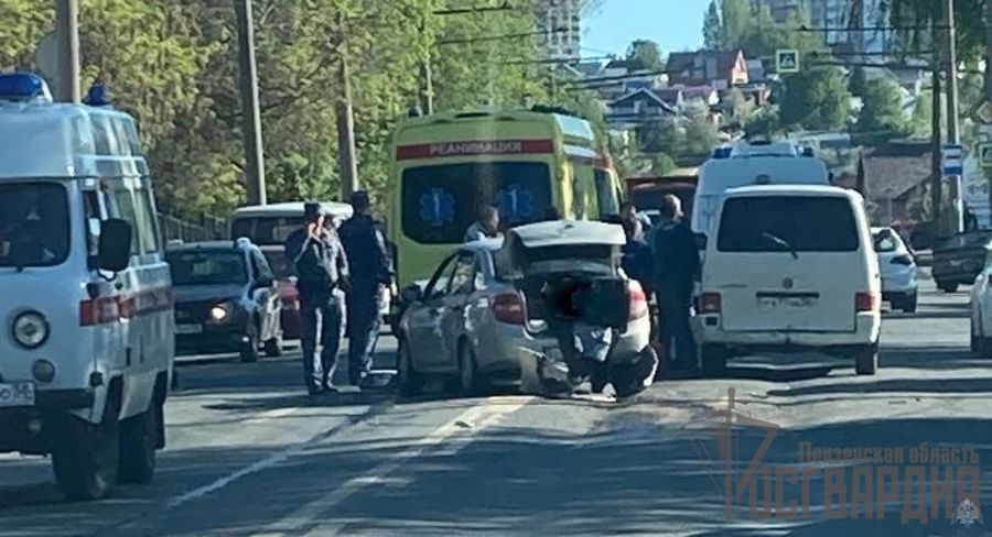 ПАТРУЛЬ РОСГВАРДИИ ОКАЗАЛ МЕДПОМОЩЬ ПОСТРАДАВШЕМУ В ДТП ЖИТЕЛЮ ПЕНЗЫ